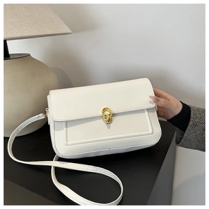 Sac à bandoulière minimaliste blanc crème avec boucle dorée et lanière en cuir