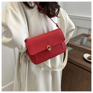 Sac bandoulière rectangulaire en cuir rouge avec boucle dorée et large sangle blanche