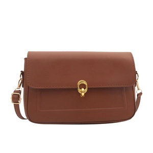 Sac bandoulière carré marron avec boucle dorée à double anneau et sangle ajustable