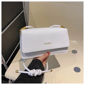 Detailansicht der weißen minimalistischen Klapptasche mit goldenem MISSMINI Logo
