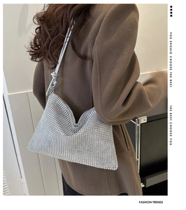Nahaufnahme der silbernen Glitzertasche mit elegantem Knotendetail am Trageriemen