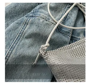 Detailaufnahme der schimmernden silbernen Strass-Netztasche mit Kordelzug