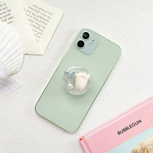 Détail du support de téléphone tulipe et papillon à paillettes bleues sur coque