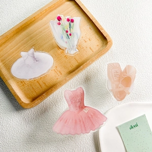 Künstlerisches Ballett-Acryl-Set mit rosa Tutus und Tulpenstrauß-Zubehörteilen