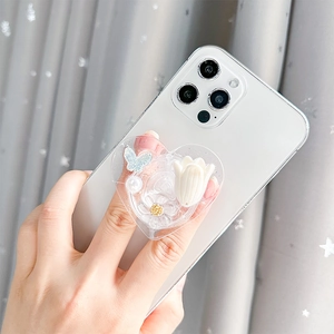 Support de téléphone en forme de cœur avec tulipe et papillon scintillant sur un smartphone