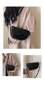 Détails du sac besace noir avec bords festonnés et bandoulière en cuir réglable
