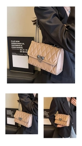 Dettaglio della trama a rombi trapuntata beige e tracolla a catena dorata sulla borsa