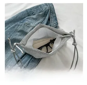 Silberne Strass-Handtasche mit viel Platz für Handy und Brille im Innenraum