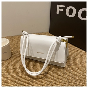 Detailansicht der weißen Schultertasche aus PU-Leder mit goldenem Logo und Knotendetails