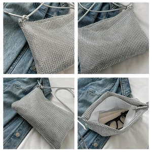 Makroansicht der silbernen Strass-Netztasche mit funkelnden Details und weißem Innenfutter