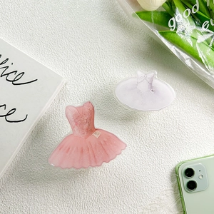 Detailansicht der eleganten Ballett-Tutu-Handyhalterungen aus Acryl in Rosa und Weiß