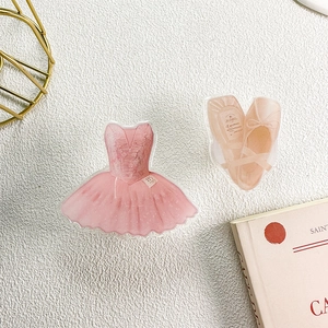 Detail von rosa Acryl Ballettkleid und Schuhen auf weißem Hintergrund mit Reliefstruktur
