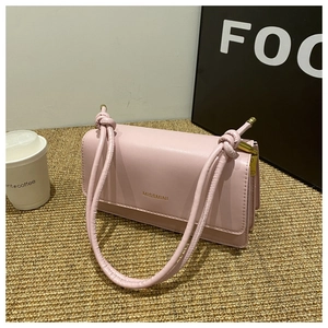 Detailansicht der rosa Lederschultertasche mit Ziernähten und goldener Hardware
