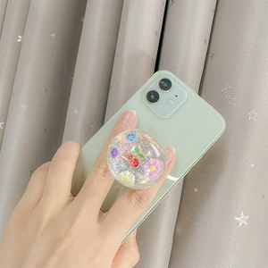 Support de téléphone pailleté avec cerise et smiley sur une coque vert menthe
