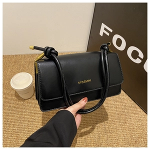 Details der schwarzen PU-Leder Handtasche mit goldenen Beschlägen und Nähten