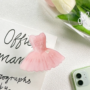 Handy-Halterung in Form eines rosa Ballettröckchens auf weißem Sockel präsentiert