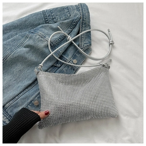 Detail der silbernen Strass-Schultertasche auf Jeansjacke mit funkelnder Kristall-Textur