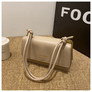 Detailansicht der beigen MISSMINI Schultertasche mit Knotengurt und Metallschrift