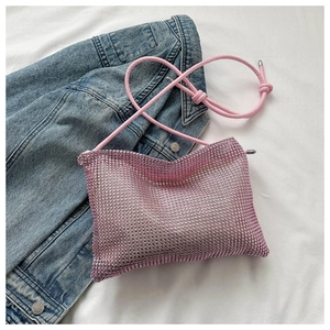 Detail der rosafarbenen Strass-Umhängetasche auf Denim mit funkelnden Kristallen