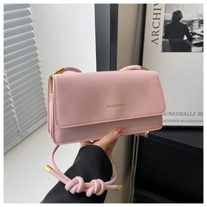 Detail der rosa Kunstledertasche mit goldenem MISSMINI-Logo und Seilschultergurt