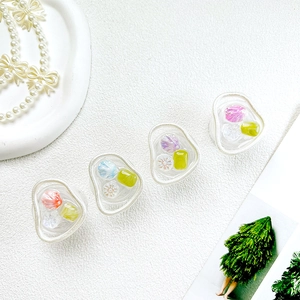 Détail de quatre supports de téléphone en résine florale avec bordures perlées