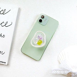 Détail du support de téléphone avec fleurs mauves et gemmes vertes sur un smartphone