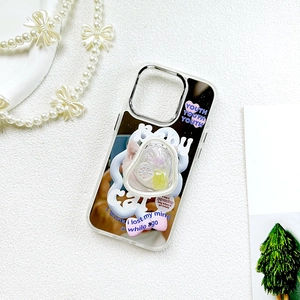 Détail du support de téléphone floral avec perles et illustration de chat