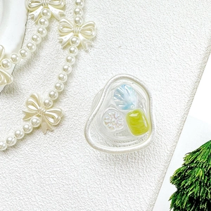 Gros plan du support de téléphone à fleurs et perles avec coquillages bleus et fleurs