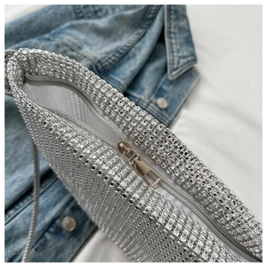 Detailansicht der silbernen Strass-Handtasche mit Reißverschluss und feinem Riemen