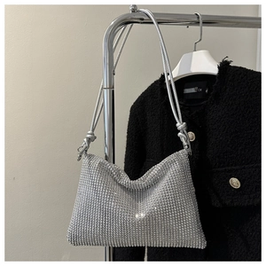 Detailansicht der silbernen Strass-Handtasche mit geknotetem Schulterriemen aus Leder