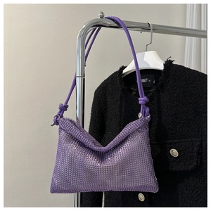 Detail einer lila Strass-Netzhandtasche mit modischem geknotetem Leder-Schultergurt-Design
