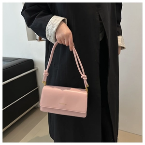 Rosa Schultertasche aus Leder mit goldenem MISSMINI-Logo und geknotetem Schultergurt
