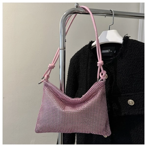 Detailansicht der rosa Strass-Handtasche mit flexiblem Netz und geknotetem Schulterriemen
