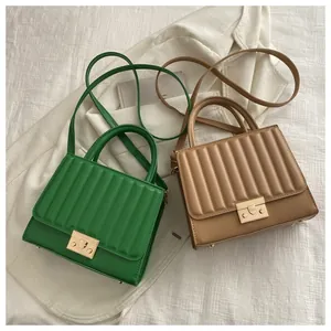 Détails du design matelassé vertical sur les sacs à main carrés émeraude et kaki