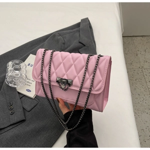 Dettaglio borsa trapuntata rosa in pelle con catena metallica e chiusura moda