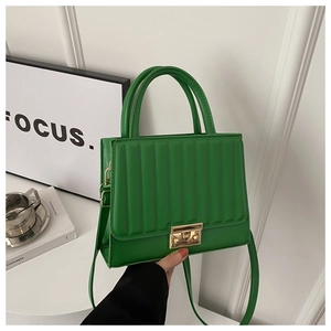 Vue détaillée d'un sac à main trapèze vert vif avec une texture à rayures verticales chic