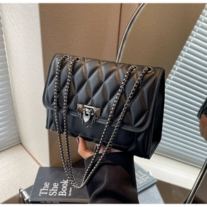 Borsa a tracolla trapuntata nera con catena e chiusura metallica in stile trendy chic