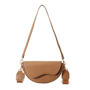 Sac selle camel minimaliste avec deux bandoulières en cuir et tissées sur fond blanc