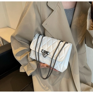 Borsa a tracolla trapuntata bianca con catena in metallo scuro e chiusura a scatto