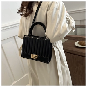 Détails de ce sac bandoulière rétro noir avec texture de gaufrage à rayures verticales