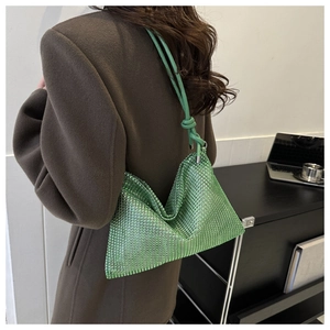 Detail der smaragdgrünen Strass-Schultertasche mit Knotengriff und funkelndem Finish