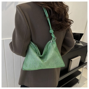 Detail der smaragdgrünen Hobo-Tasche mit funkelnden Strasssteinen und weichem Mesh
