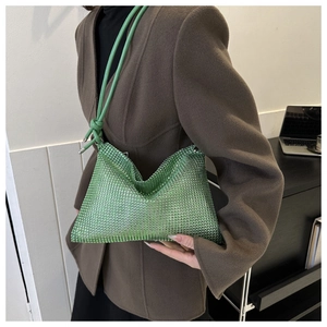 Detail einer hellgrünen Strass-Mini-Tasche mit verknotetem Seilriemen für Partys