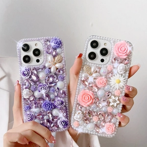 Coque iPhone luxe avec roses 3D, cristaux scintillants et bordure de perles élégante