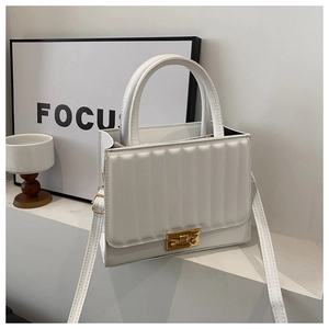 Sac à main minimaliste en cuir blanc avec texture plissée verticale et fermoir doré