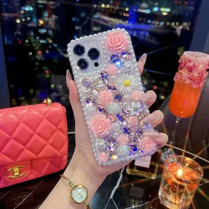 Coque iPhone luxe ornée de roses 3D, marguerites, perles et strass brillants sophistiqués