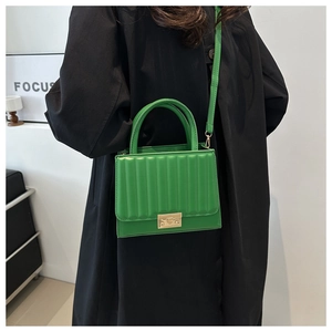 Sac bandoulière carré vert minimaliste avec texture rayée verticale et boucle dorée