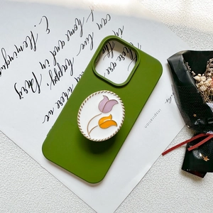 Détail d'une coque verte mate avec support rétractable tulipe et bordure dorée