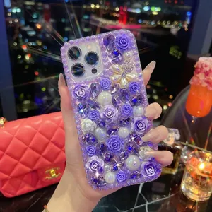 Coque iPhone de luxe avec roses en résine violette, perles et strass pour 16 Pro Max