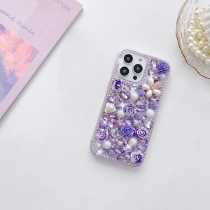 Détails de la coque iPhone de luxe avec roses mauves, strass et décor de fleurs en perles